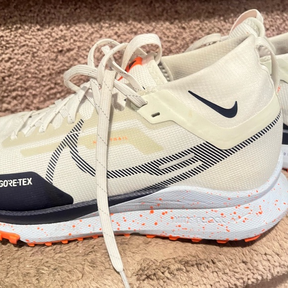 Beautiful size 9 White and Black Gore-Tex Nike Sneakers with Orange Accents. - Picture 5 of 15
